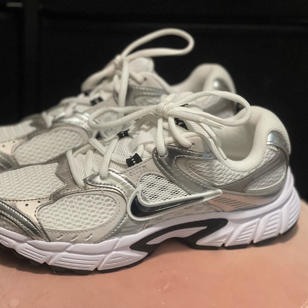 Nike V5 RNR
Women's Shoes with Reflective Accents